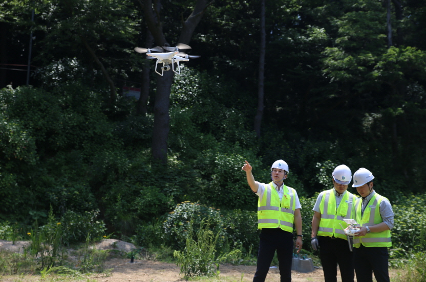 태종대유원지 태종사 주변 사면을 드론(drone)을 활용한 점검을 하는 모습5